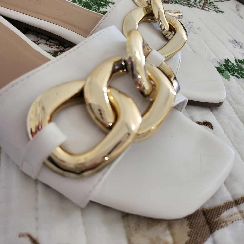 🌿Wild Diva Lounge Women's 6.5 Gold Tone Chain Adorned White Sandals - Picture 5 of 11